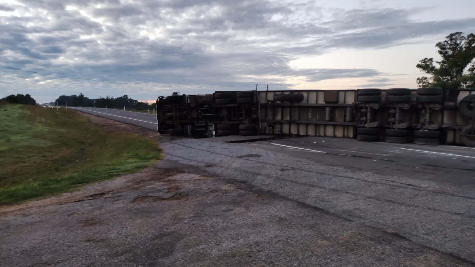 Volcó camión en Ruta 1. Foto: Policía Caminera