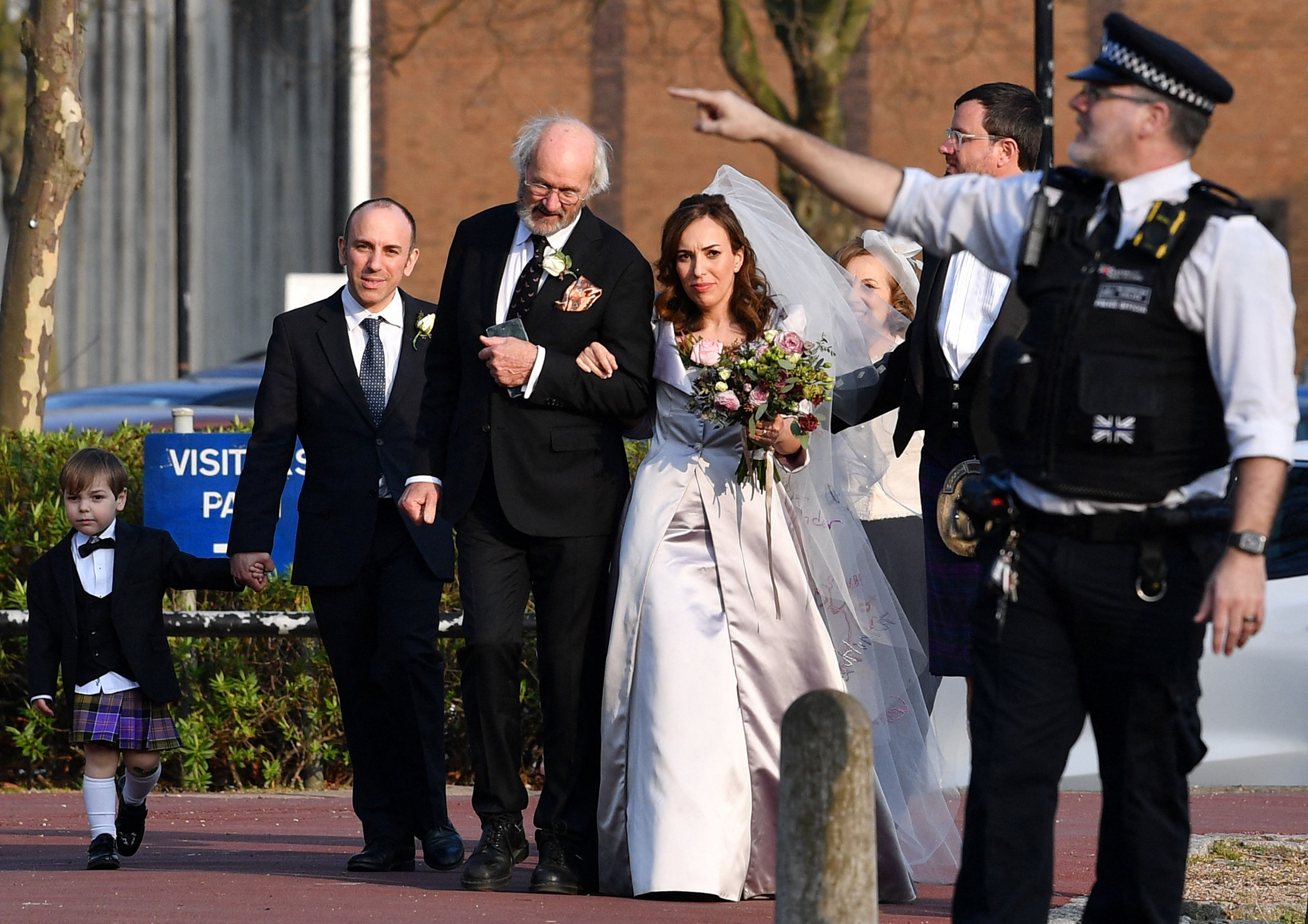 Julian Assange se casa en la cárcel. Foto: AFP