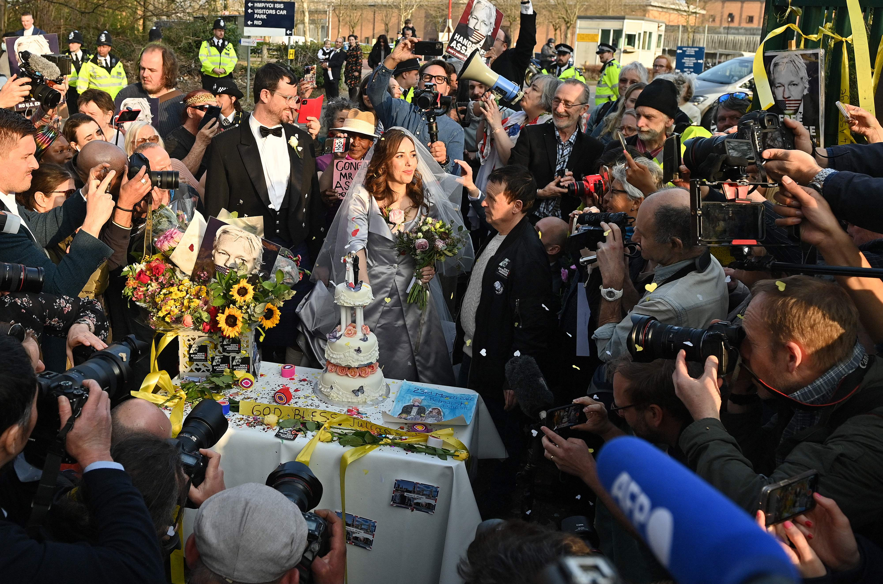 Julian Assange se casa en la cárcel. Foto: AFP