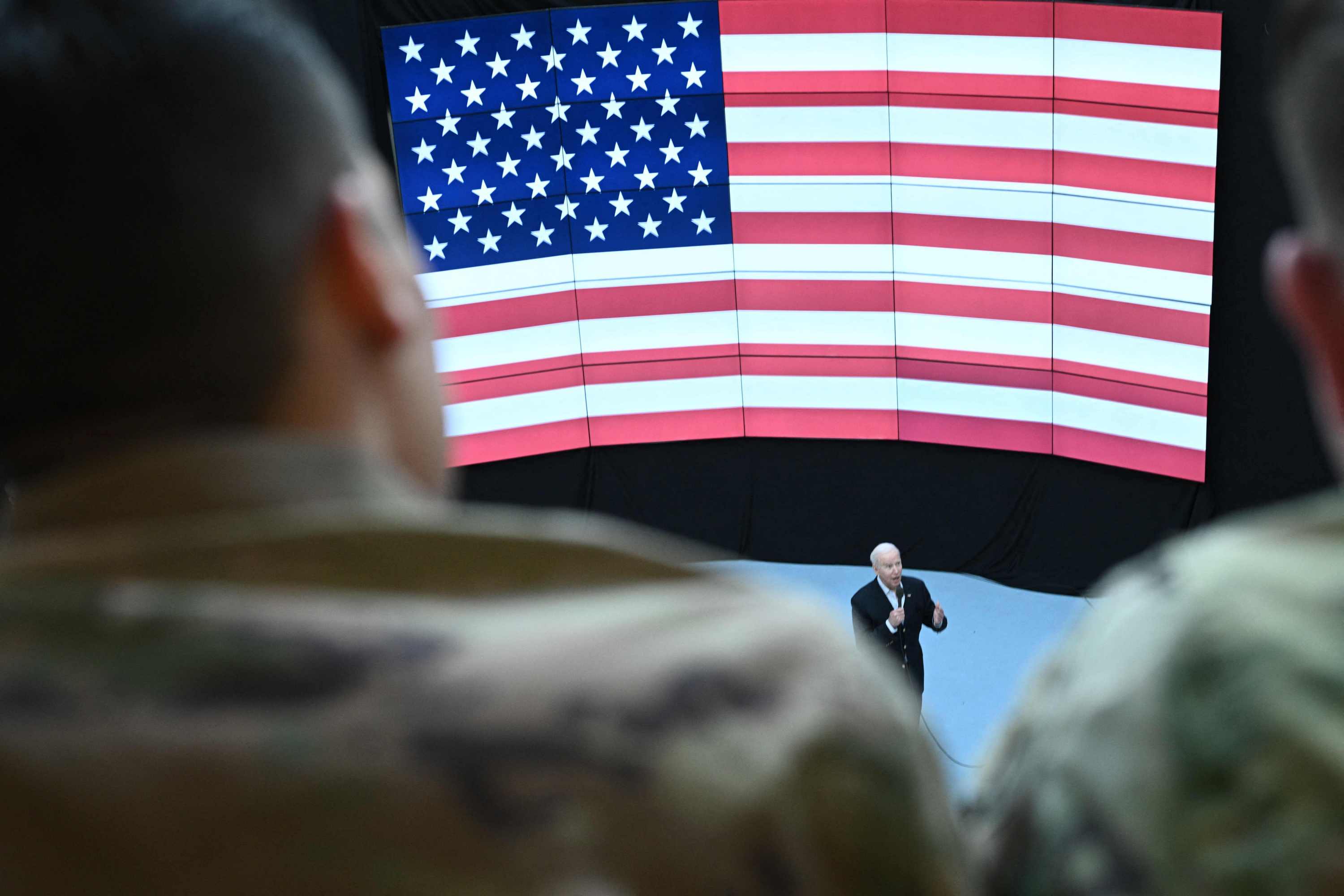 Biden con soldados estadounidenses durante su visita a Europa en medio de la guerra entre Rusia y Ucrania. Foto: AFP