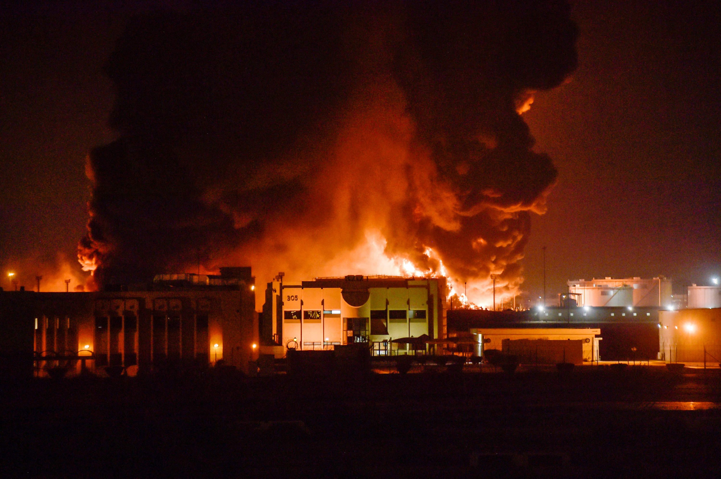 Enorme incendio de una instalación petrolera de Saudi Aramco. Foto: AFP
