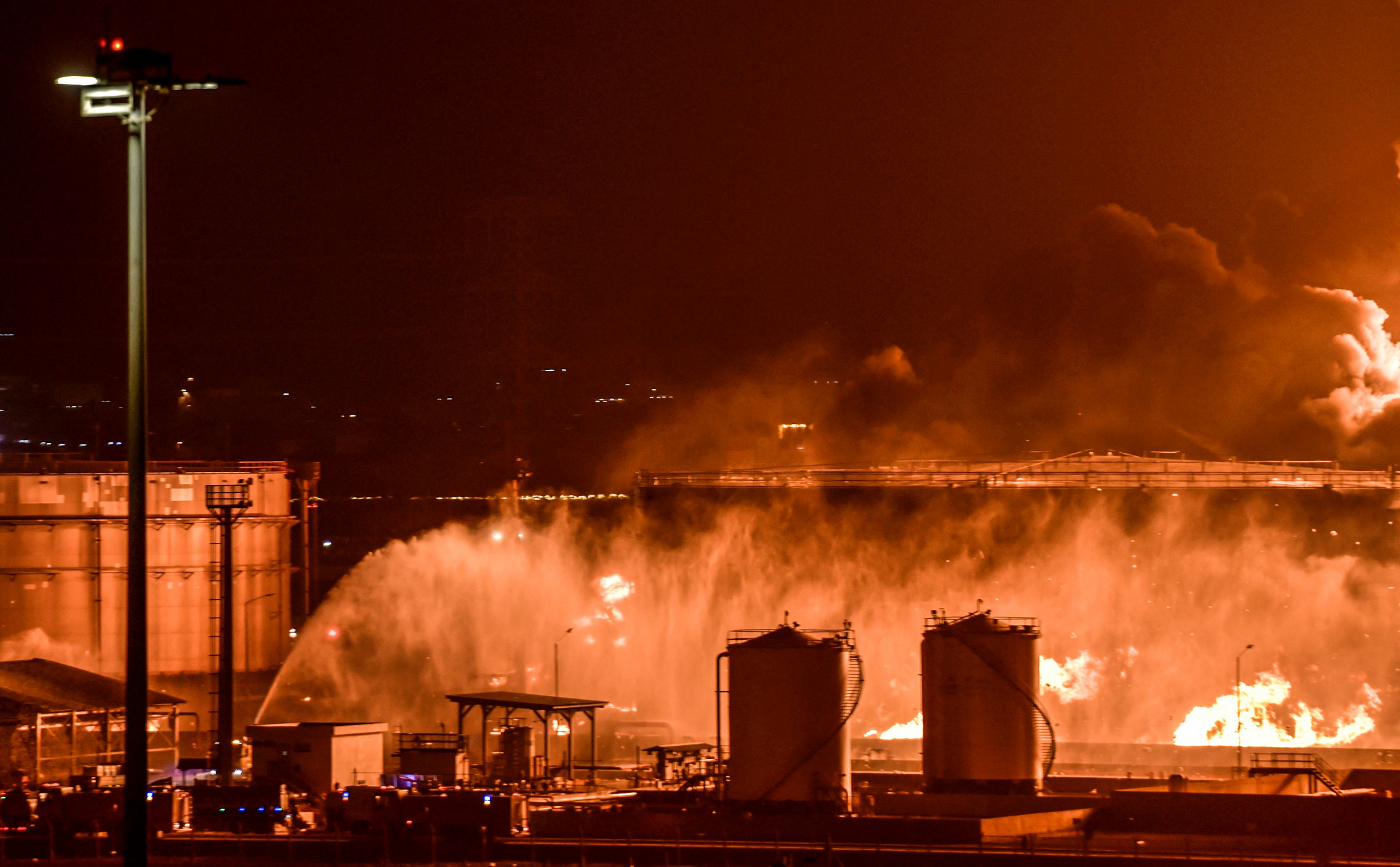 Incendio brutal de una instalación petrolera de Saudi Aramco. Foto: AFP