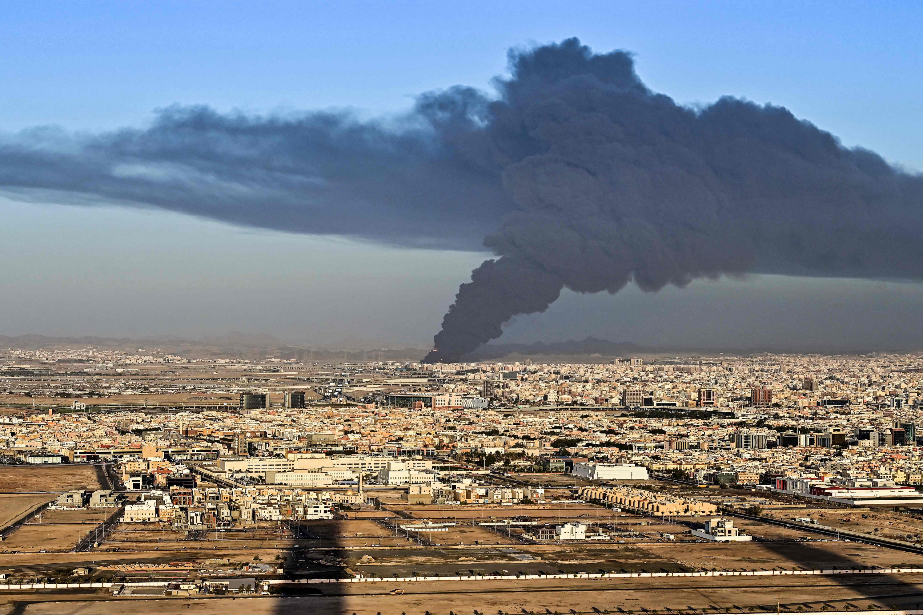 Gran nube de humo tras Incendio de una instalación petrolera de Saudi Aramco. Foto: AFP