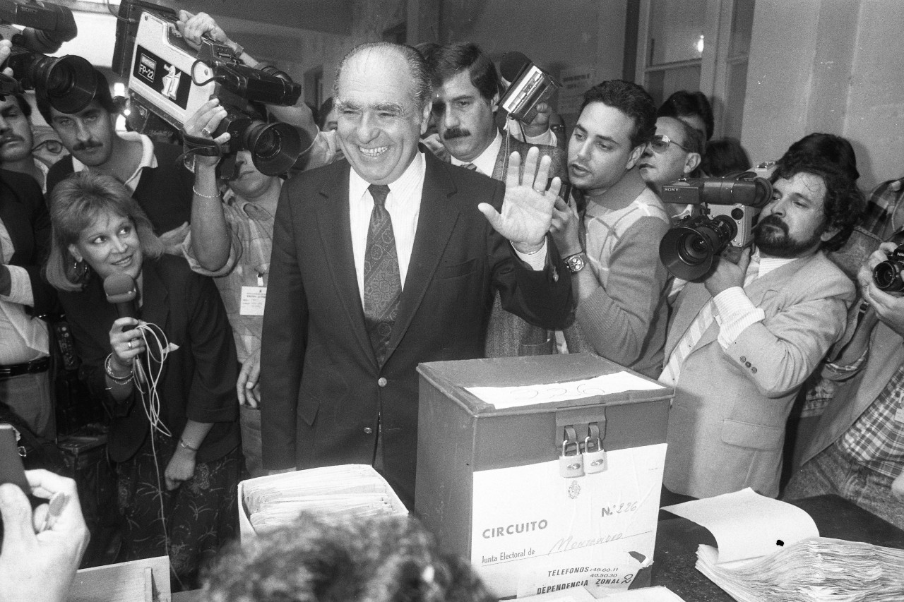 Julio María Sanguinetti al votar en el referéndum de la ley de caducidad. Foto: archivo El País.
