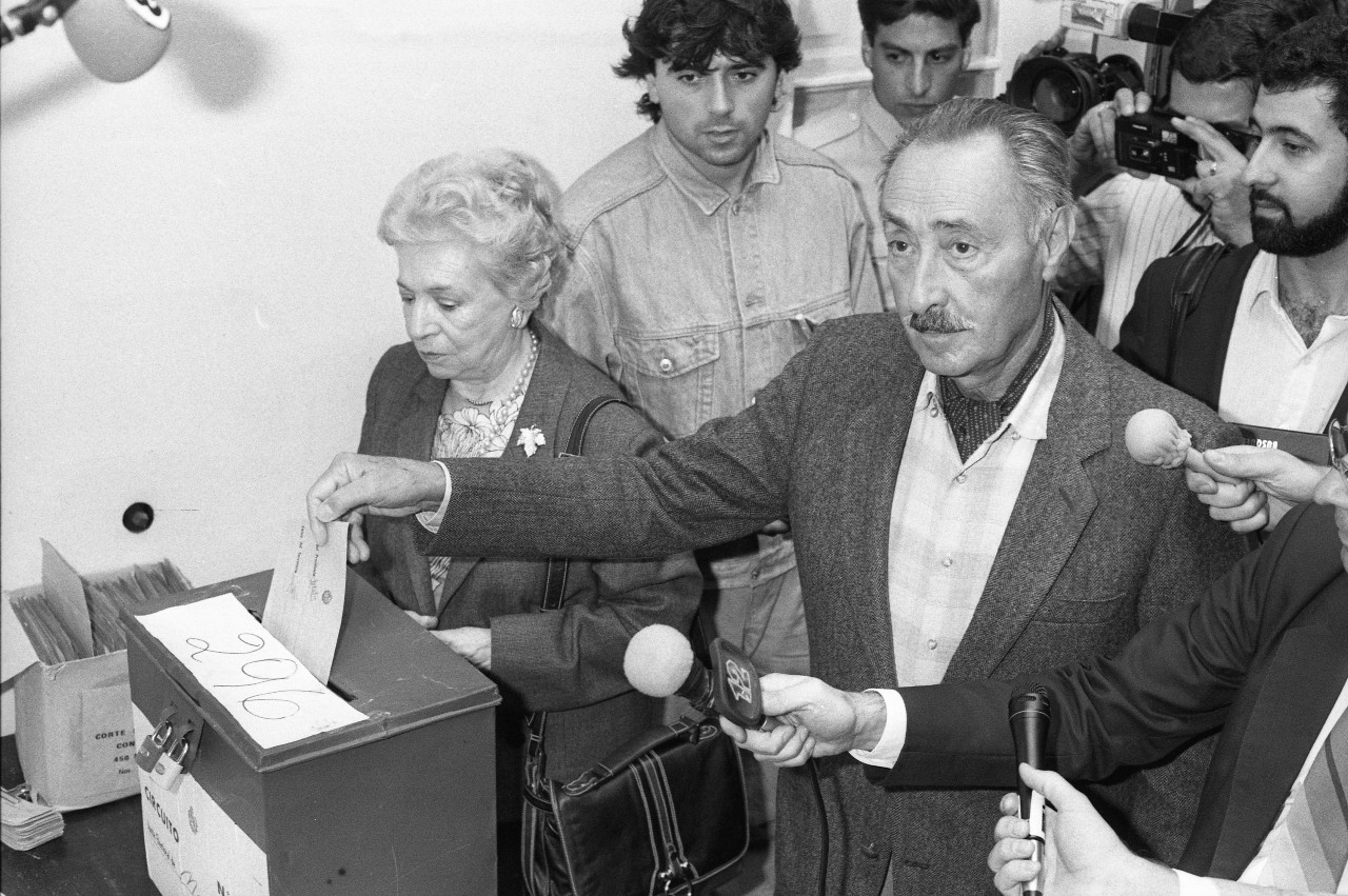 Líber Seregni al votar en el referéndum de la ley de caducidad. Foto: archivo El País.