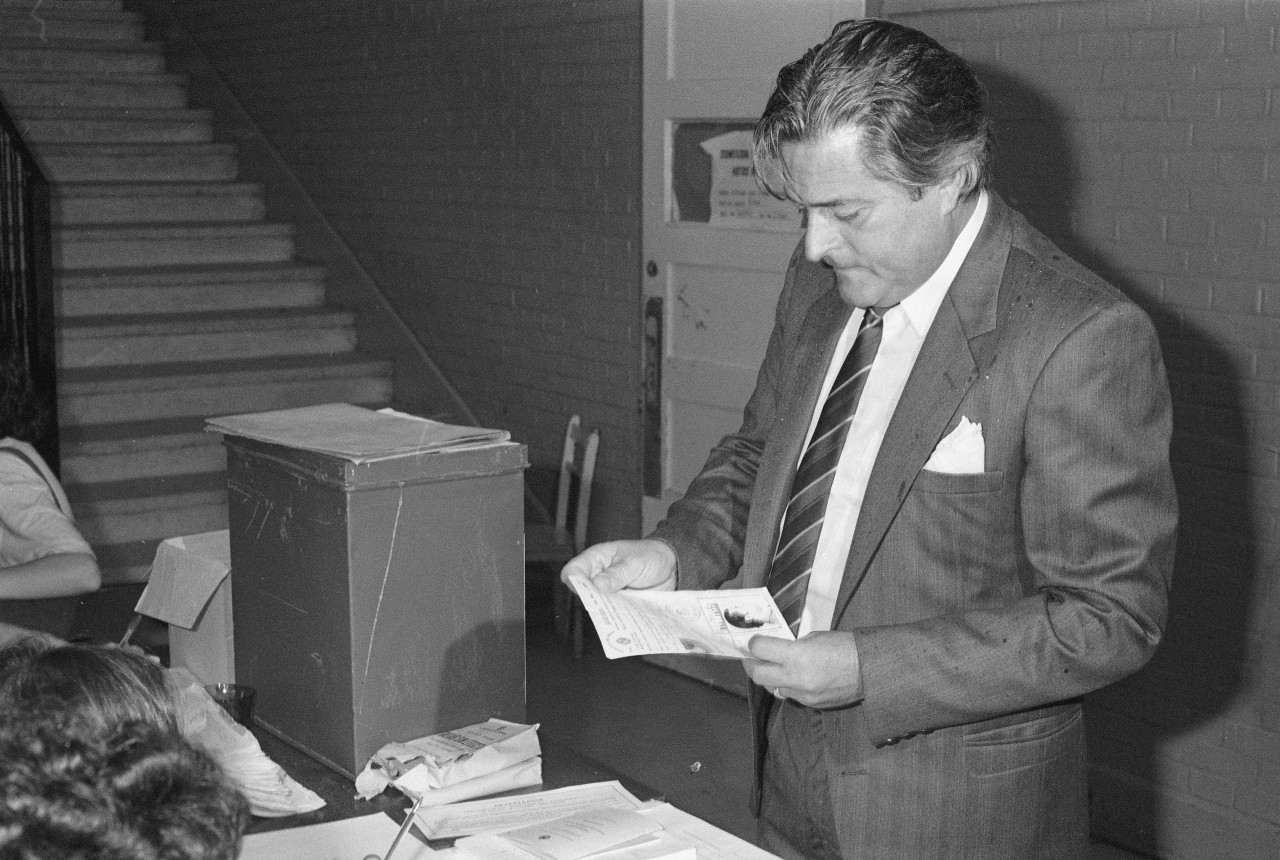 Luis Alberto Lacalle al votar en el referéndum de la ley de caducidad. Foto: archivo El País.