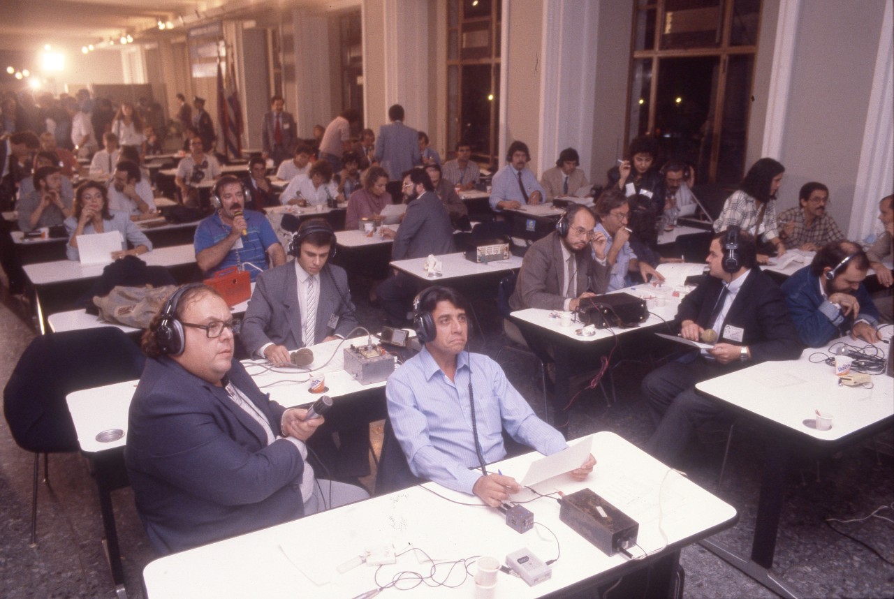 Periodistas cubriendo referéndum de la ley de Caducidad. Foto: archivo El País.
