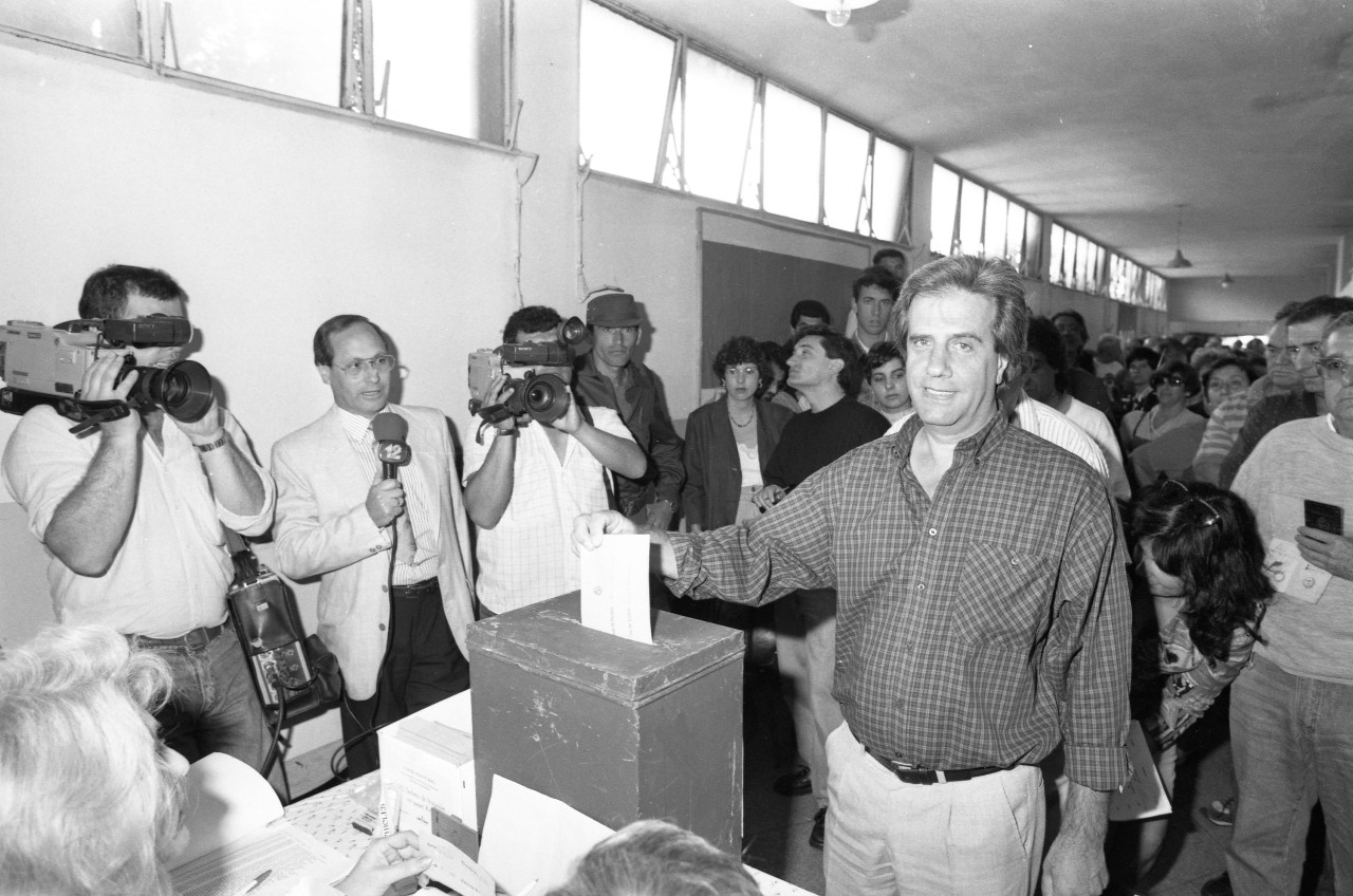 Tabaré Vázquez vota en el referéndum de las empresas públicas. Foto: archivo El País.