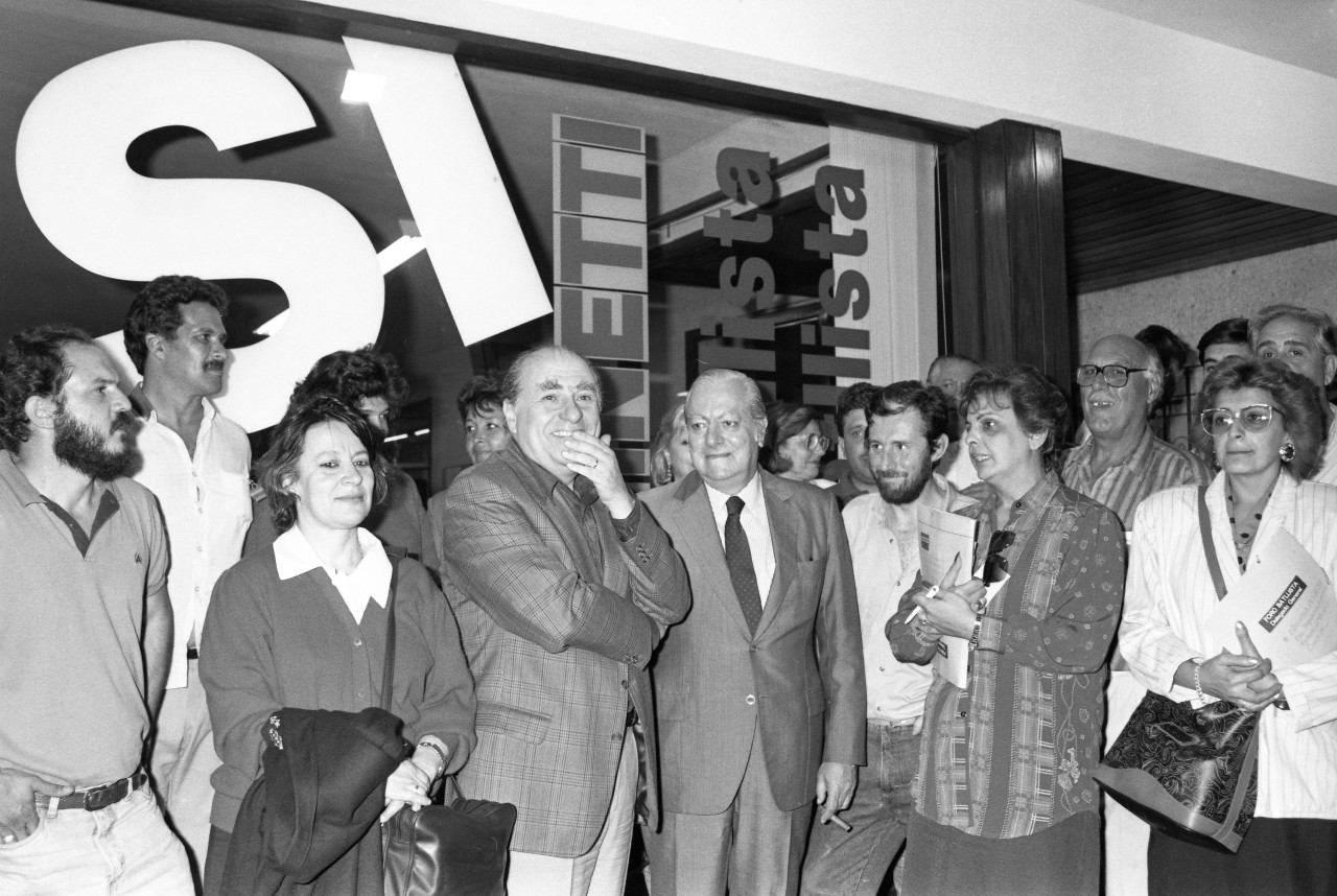 Julio María Sanguinetti y Enrique Tarigo en la sede de la campaña por el Sí la noche del referéndum de las empresas públicas. Foto: archivo El País.