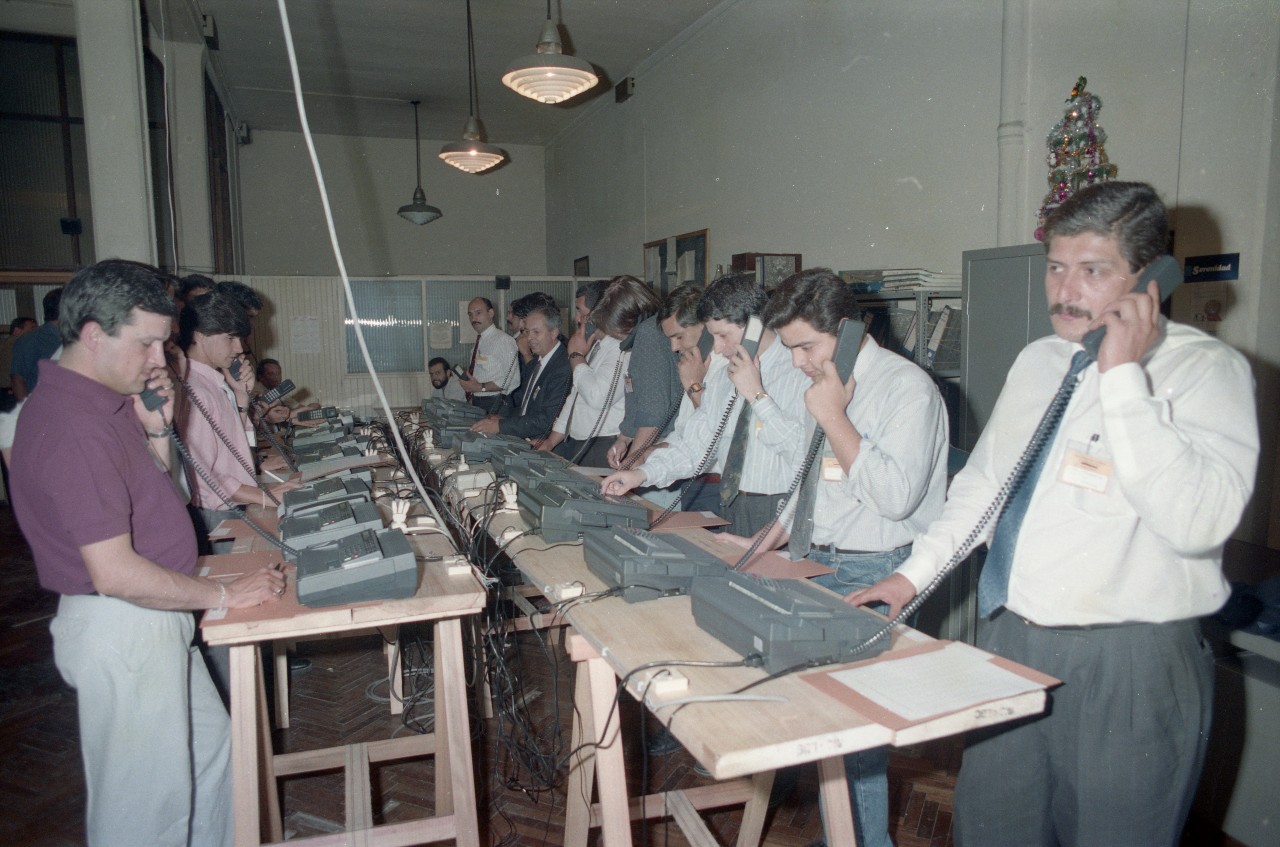 Sala de medios de prensa en el Ministerio del Interior, referéndum de ley de empresas públicas. Foto: archivo El País.