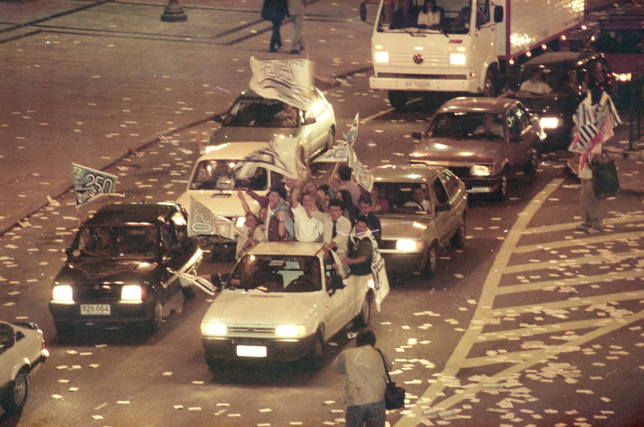 Festejos en Plaza Cagancha la noche del plebiscito de 1996. Foto: archivo El País.