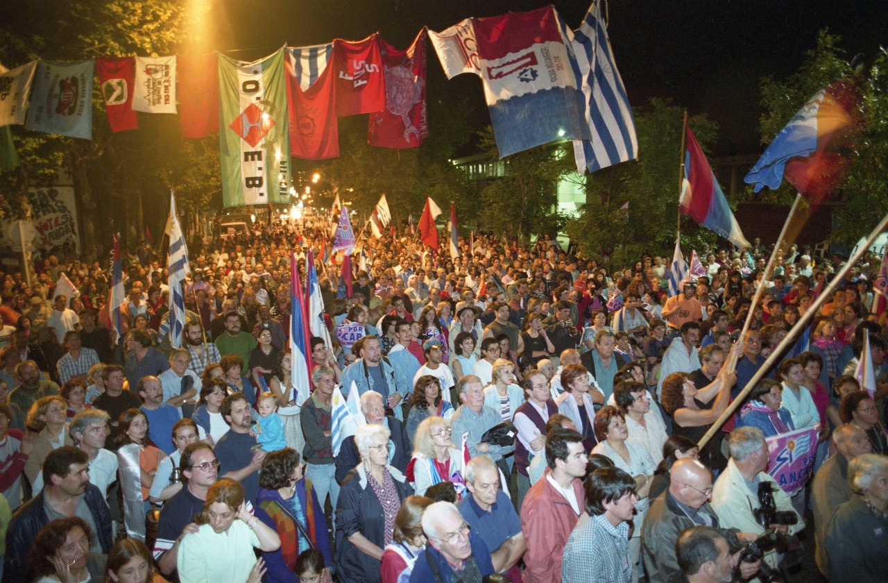 Festejos en 18 de Julio tras conocer el resultado del referéndum de Ancap. Foto: archivo El País.