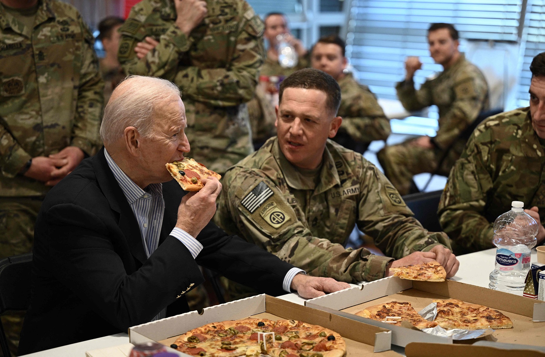 Biden visitó a sus tropas en Polonia. Foto: AFP.