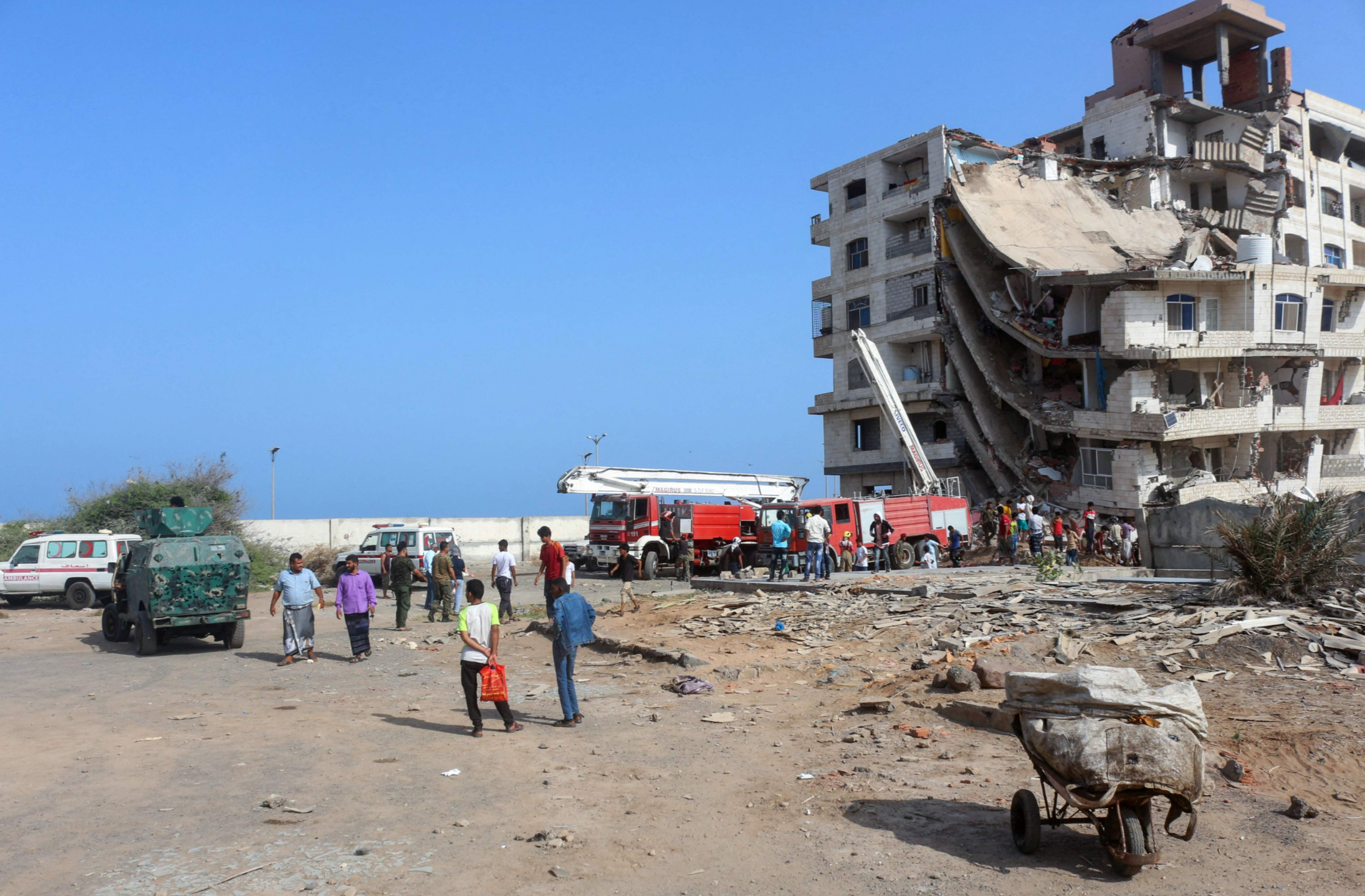 El personal del servicio de emergencia y las fuerzas de seguridad yemeníes trabajan en operaciones de rescate. Foto: AFP.