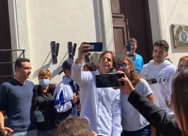 Lacalle Pou se sacó selfies con varias personas que se acercaron al Liceo Guadalupe de Canelones. Foto: Video Mariángel Solomita