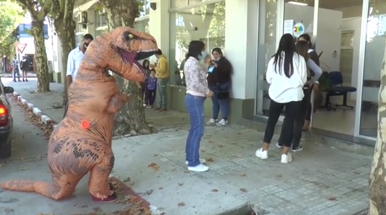 Joven disfrazado de dinosaurio votó en Durazno. Foto: Captura de video de Subrayado (Canal 10)
