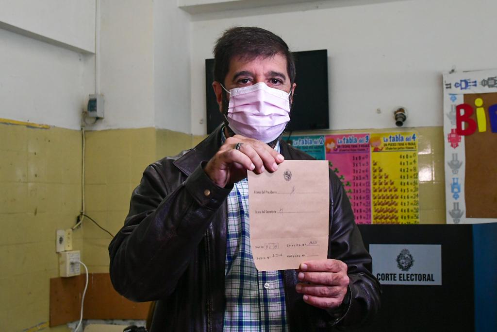 Fernando Pereira, presidente del Frente Amplio, en votación por el referéndum. Foto: Estefanía Leal