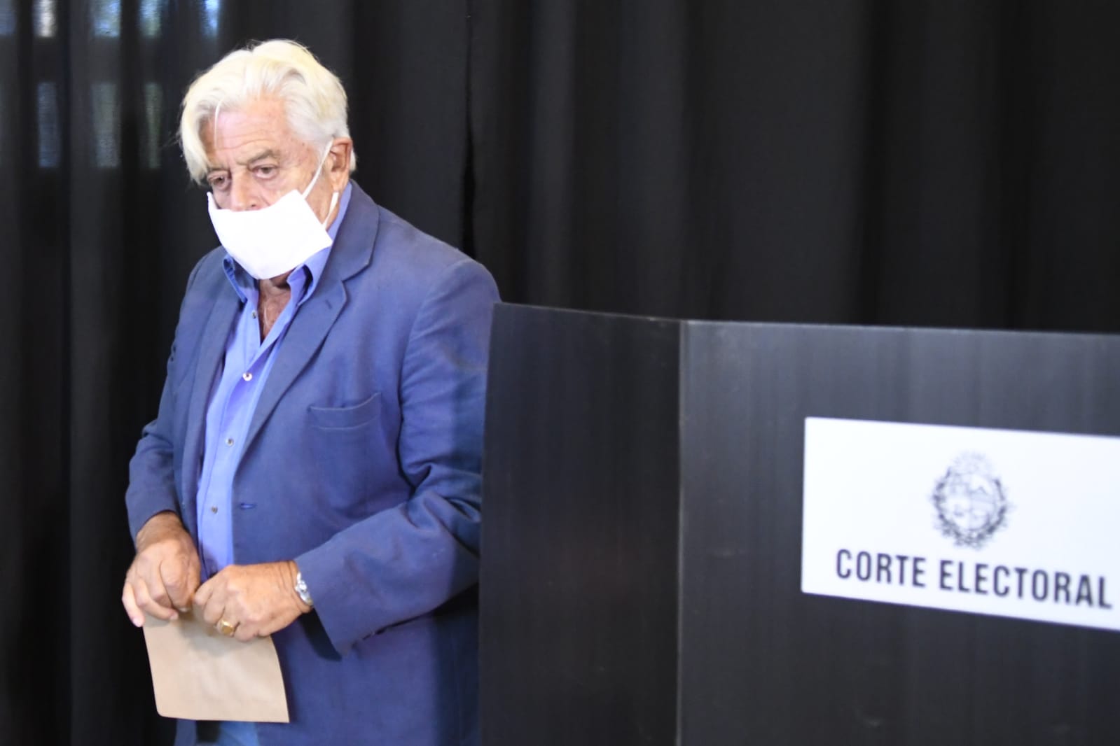 Luis Alberto Lacalle Herrera, expresidente de la República, en votación. Foto: Marcelo Bonjour