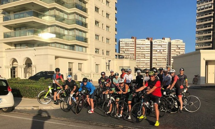 Los triatletas crearon su propia carrera este domingo. Foto: @federicoscarabino