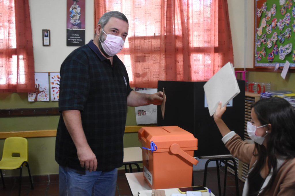 Mario Bergara votando en referéndum. Foto: @FRenovadorauy