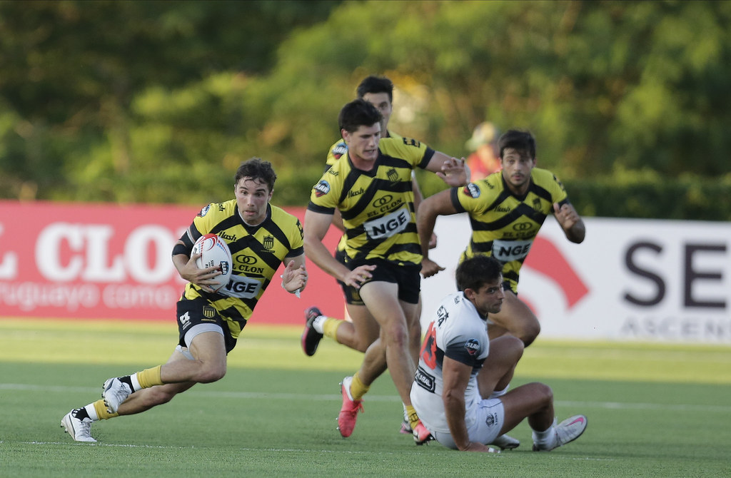 Felipe Etcheverry lleva la ovalada. Foto: SLAR / CESAR OLMEDO
