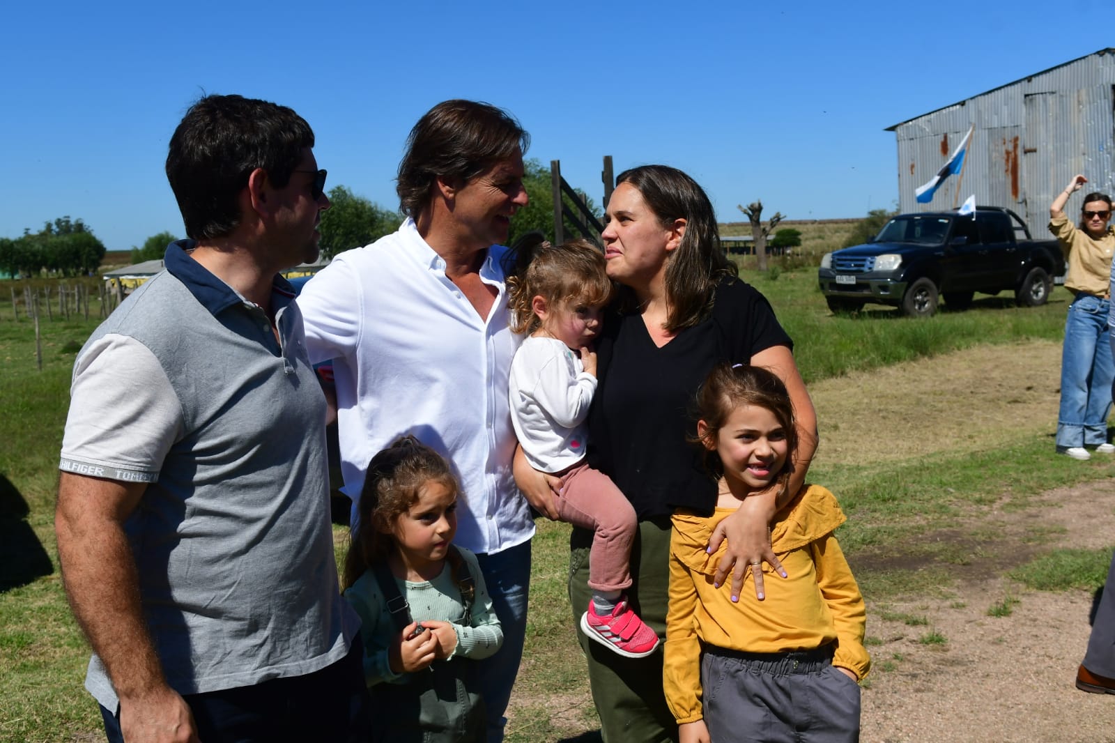 Luis Lacalle Pou junto a familias. Foto: Juan Manuel Ramos.