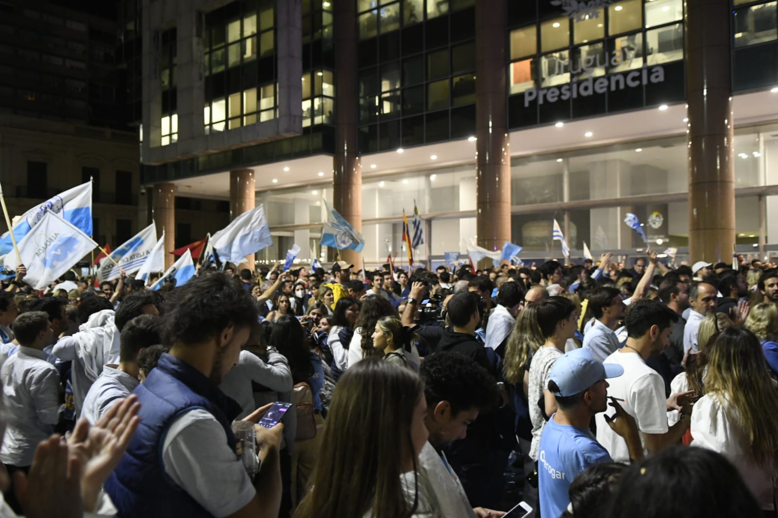 Festejos del NO en Plaza Independencia. Foto: El País