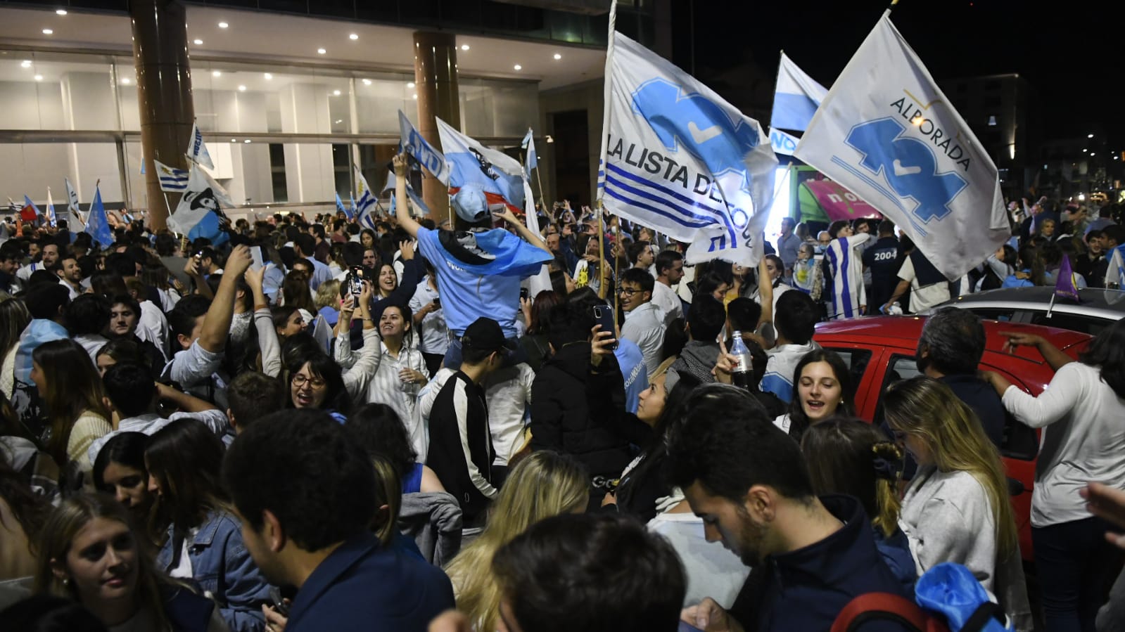 Festejos del NO en Plaza Independencia. Foto: El País