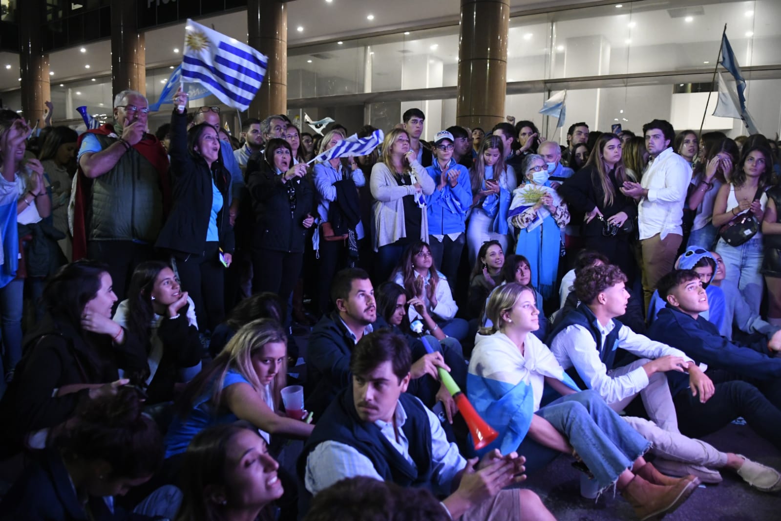Festejos del NO en Plaza Independencia. Foto: El País