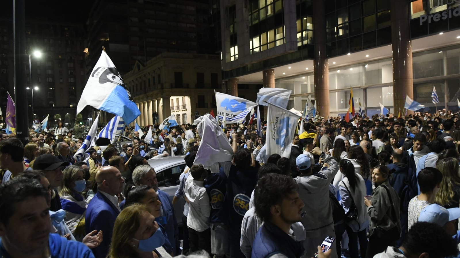 Festejos del NO en Plaza Independencia. Foto: El País