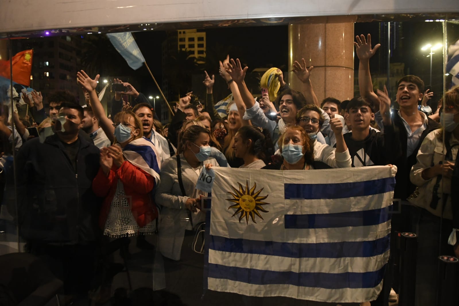 Festejos del NO en Plaza Independencia. Foto: El País