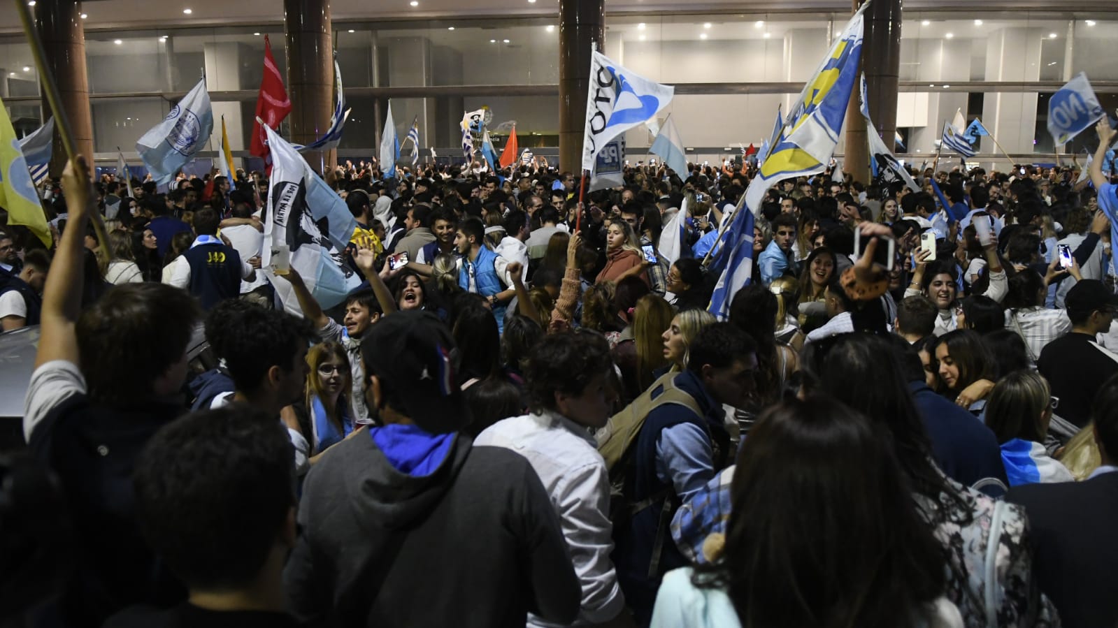 Festejos del NO en Plaza Independencia. Foto: El País