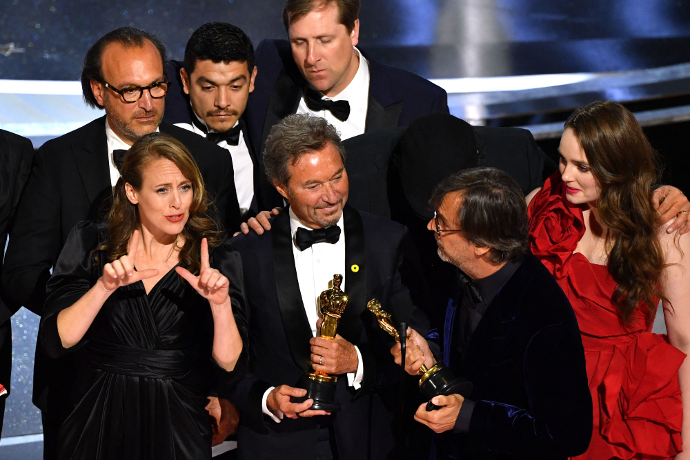 El elenco de "CODA" celebra el Oscar a mejor película. Foto: AFP.