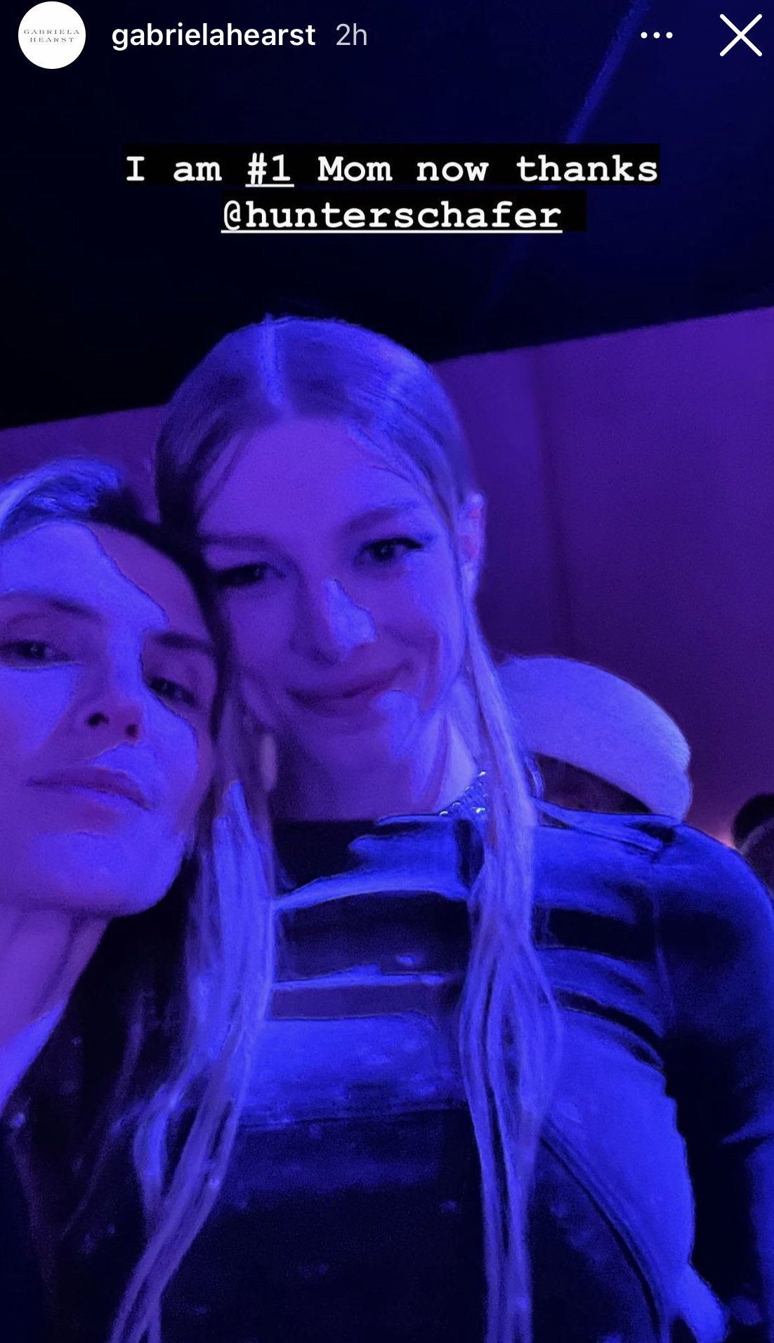 Gabriela Hearst junto Hunter Schafer en la gala de Vanity Fair