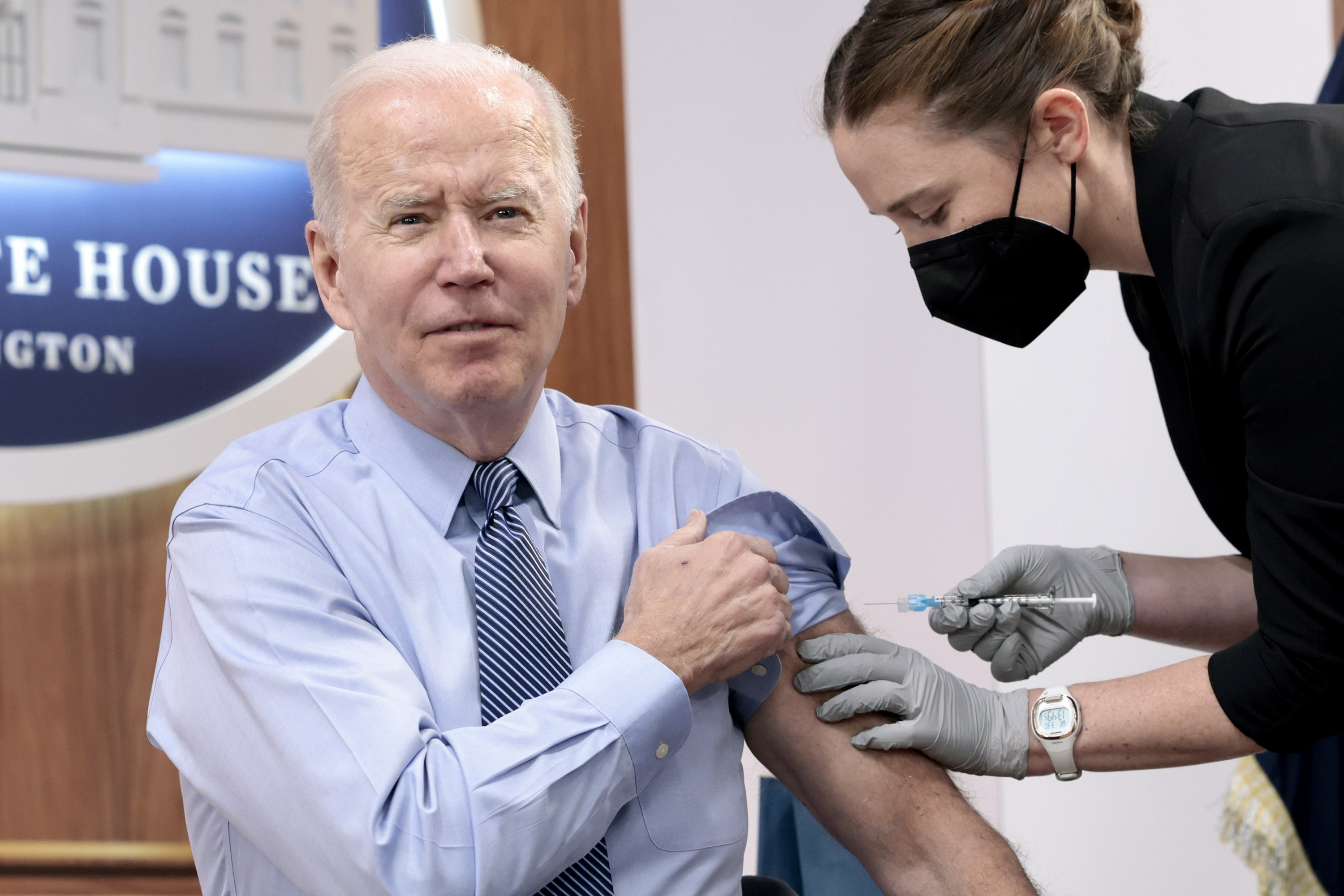 Joe Biden recibe la segunda dosis de refuerzo de la vacuna Pfizer. Foto: AFP.