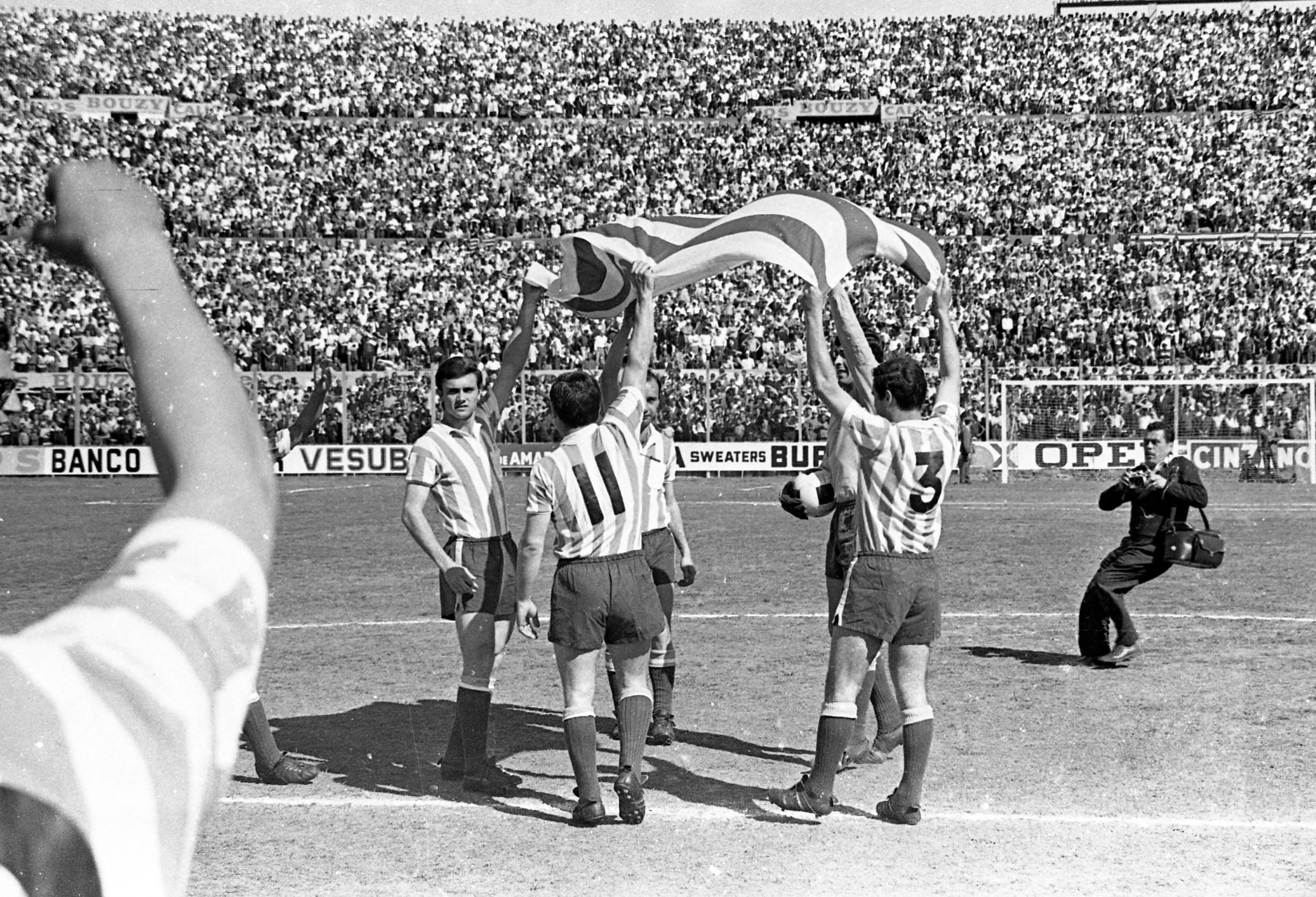 El festejo de Racing tras la consagración en el Estadio Centenario. Foto: Archivo El País.