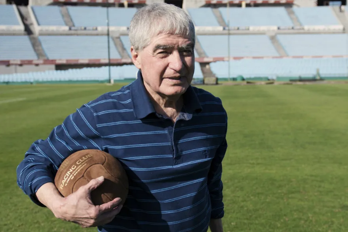 José Luis "Chango" Cárdenas en el Estadio Centenario. Foto: La Nación.