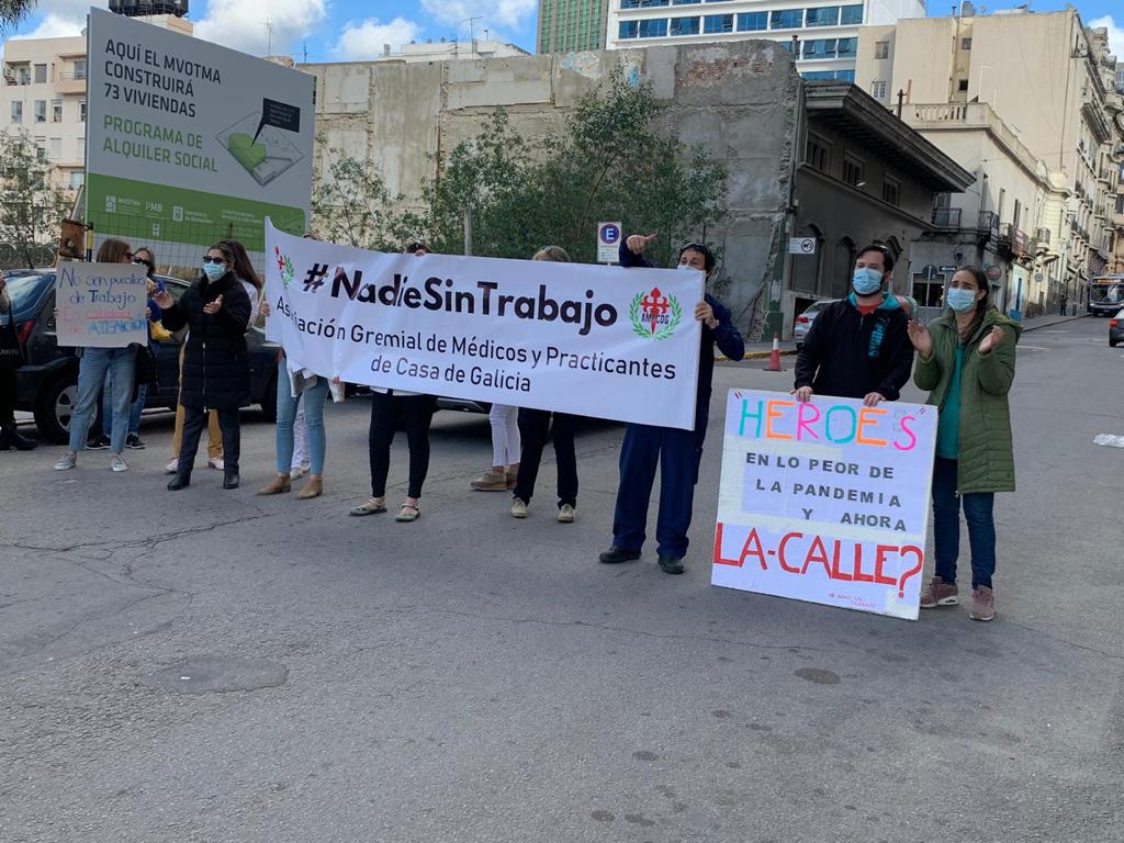 Funcionarios médicos de Casa de Galicia frente al Ministerio de Trabajo. Foto: Cortesía de Adriana Baladón