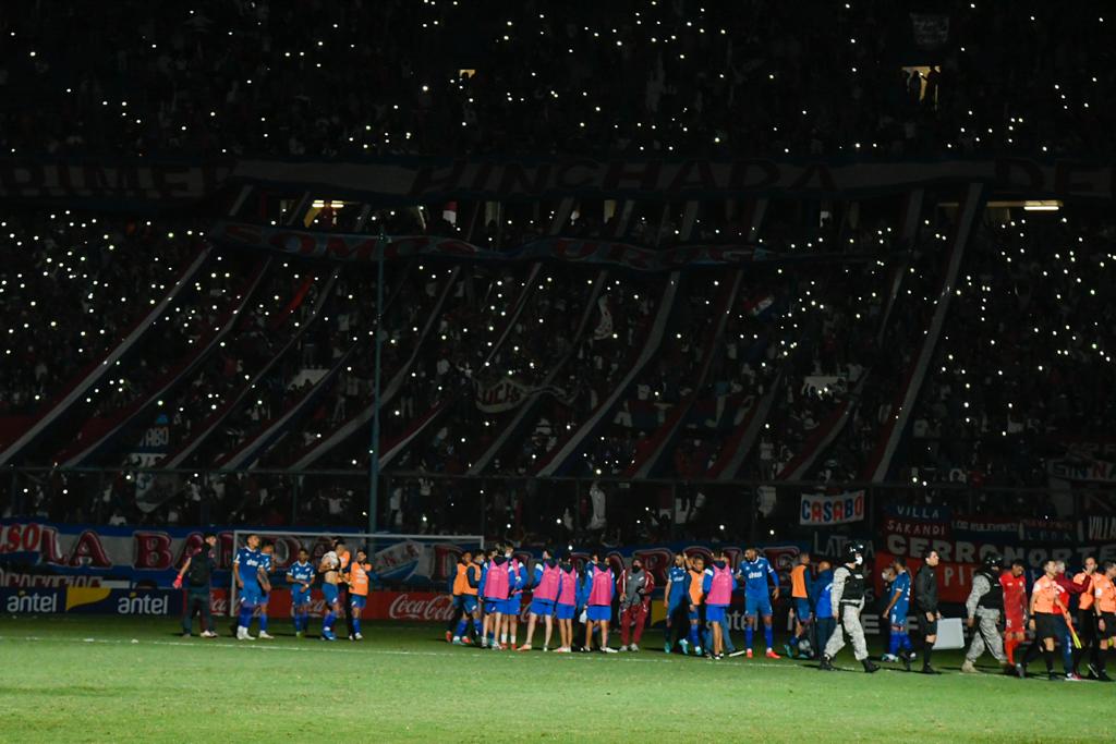 El momento del show de luces en el Gran Parque Central tras el Nacional-Plaza Colonia. Foto: Estefanía Leal.
