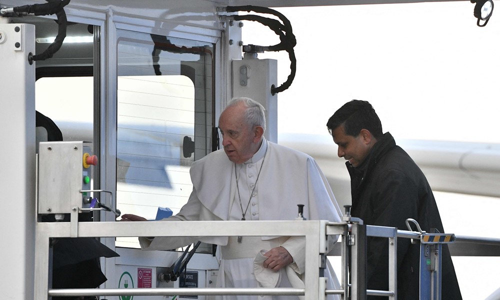 El papa Francisco debió usar un elevador para evitar las escaleras del avión. Foto: AFP