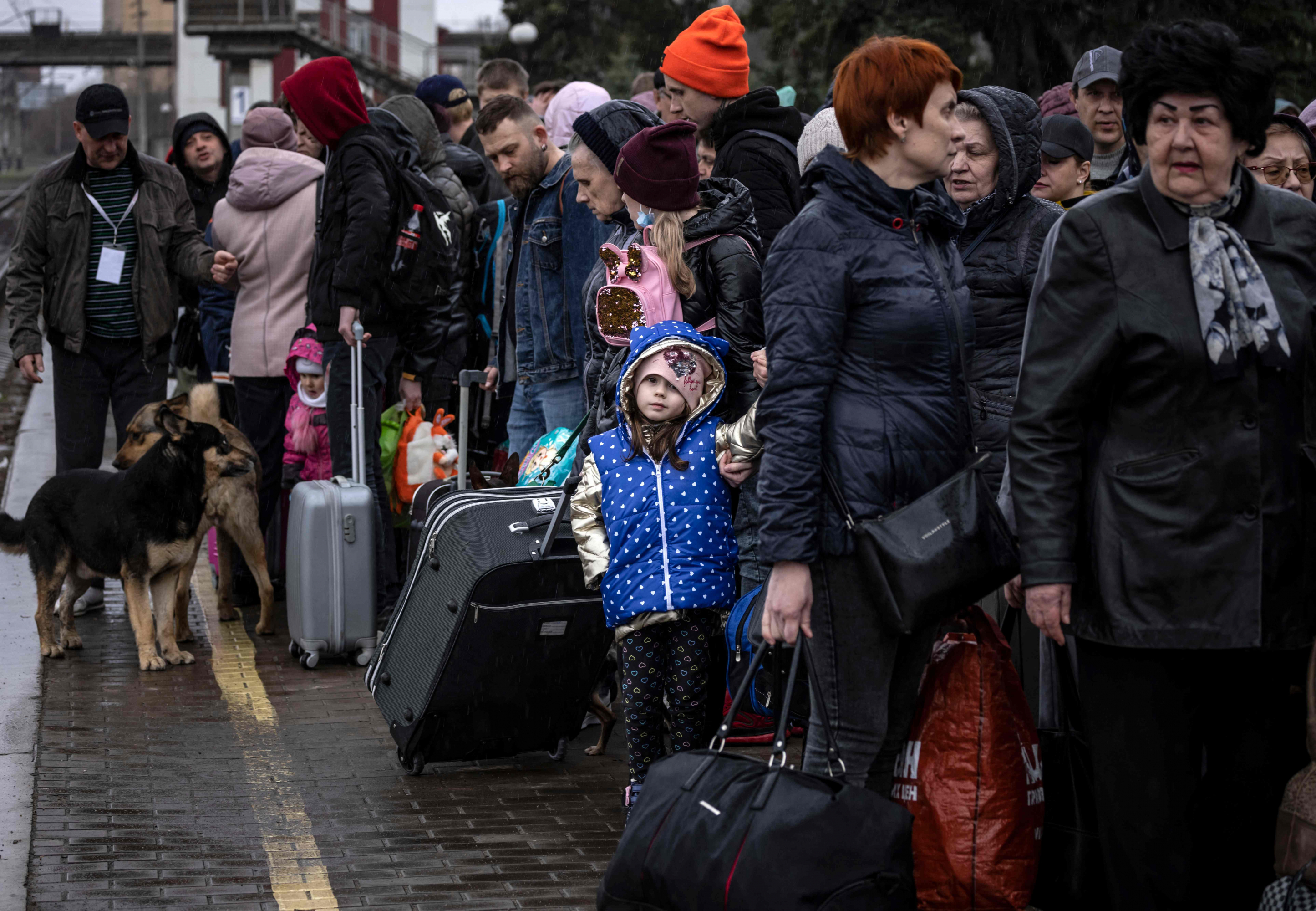 Las familias llegan a la estación principal de trenes mientras huyen de la ciudad oriental de Kramatorsk, en la región de Dombás. Foto: AFP