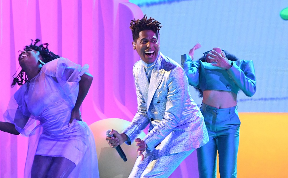 Jon Batiste en los Premios Grammy 2022. Foto: AFP