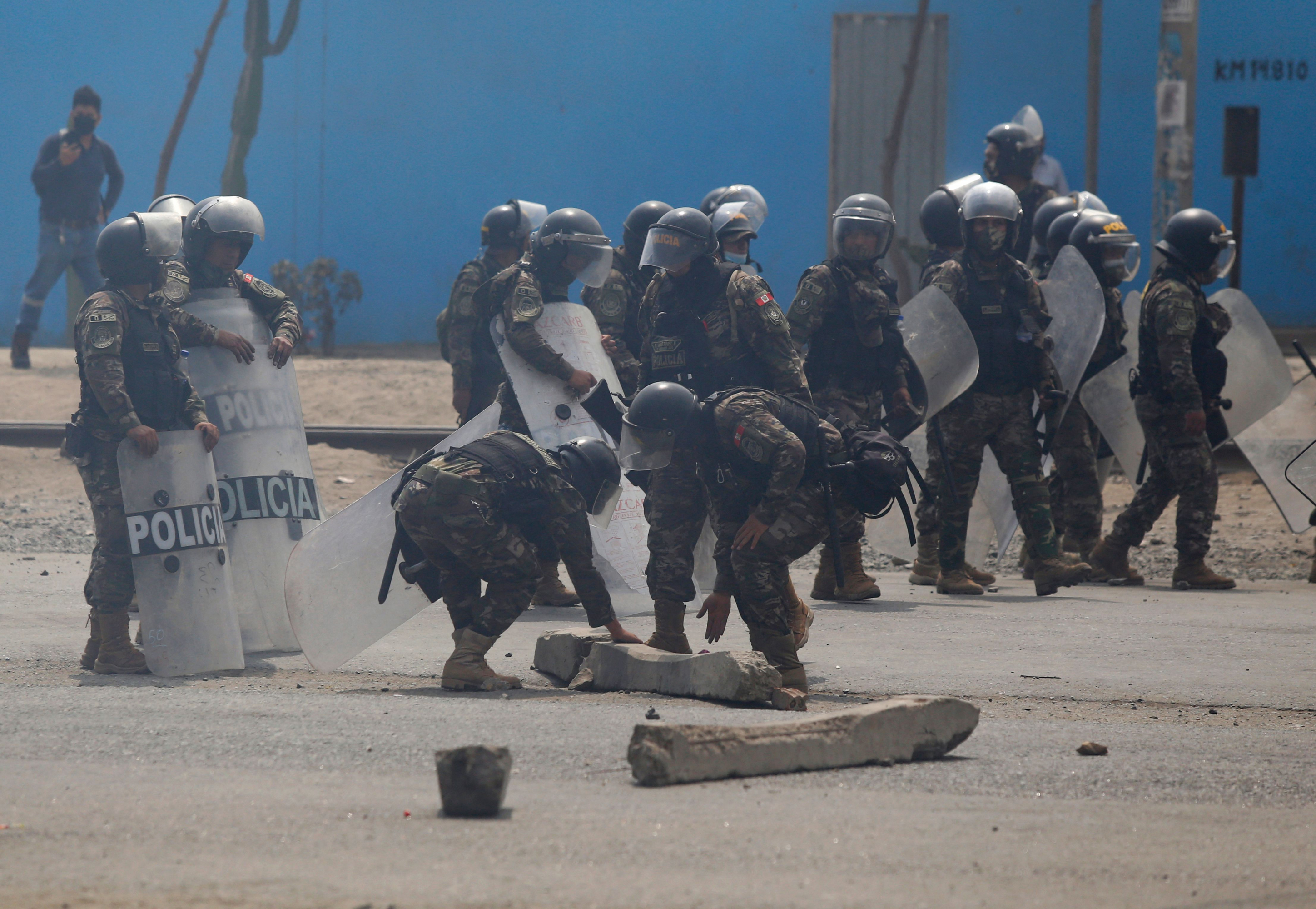 Policías en enfrentamientos con movilizaciones en Perú. Foto: AFP