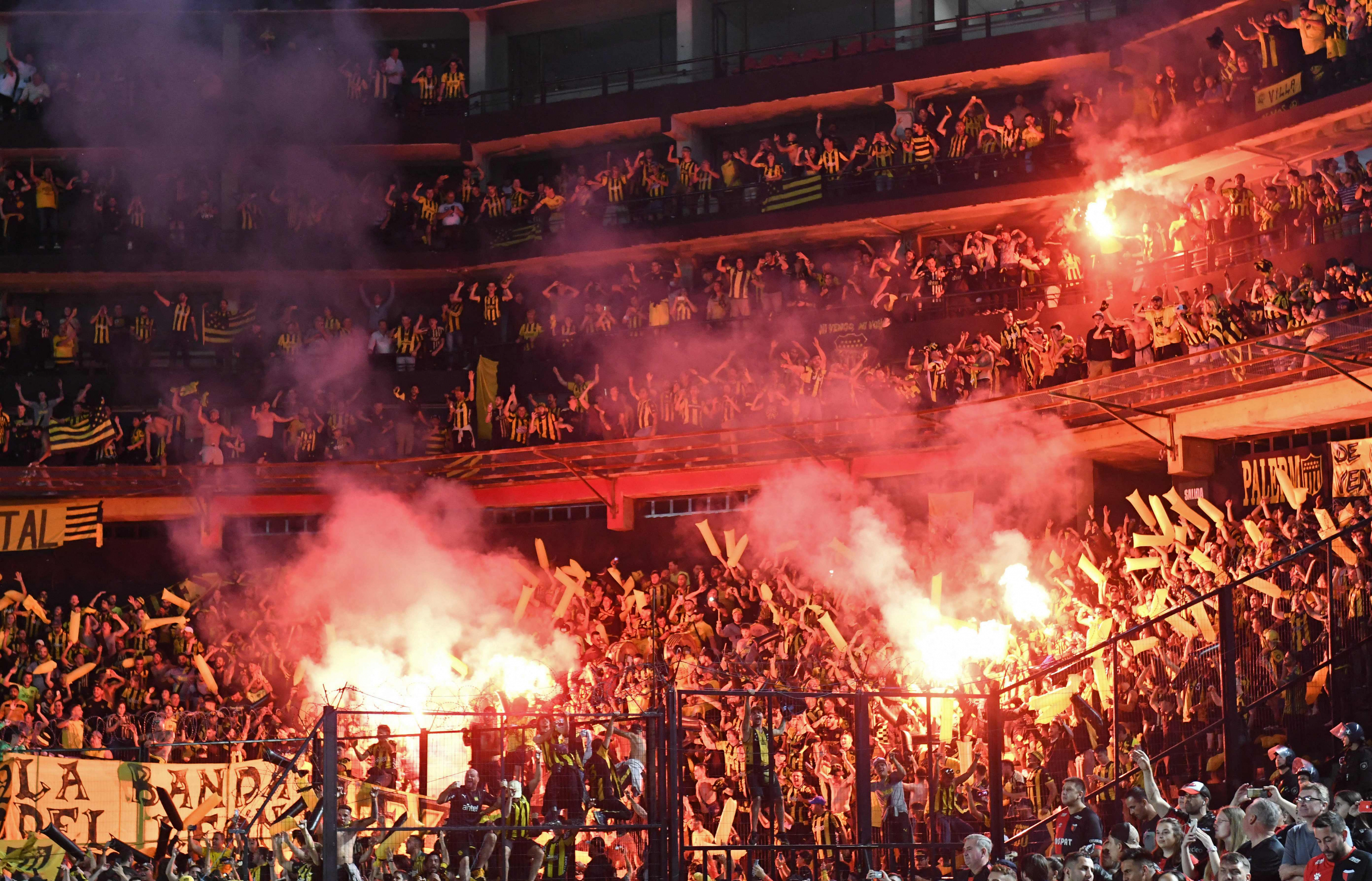 La hinchada de Peñarol en el duelo ante Colón de Santa Fe. Foto: AFP.