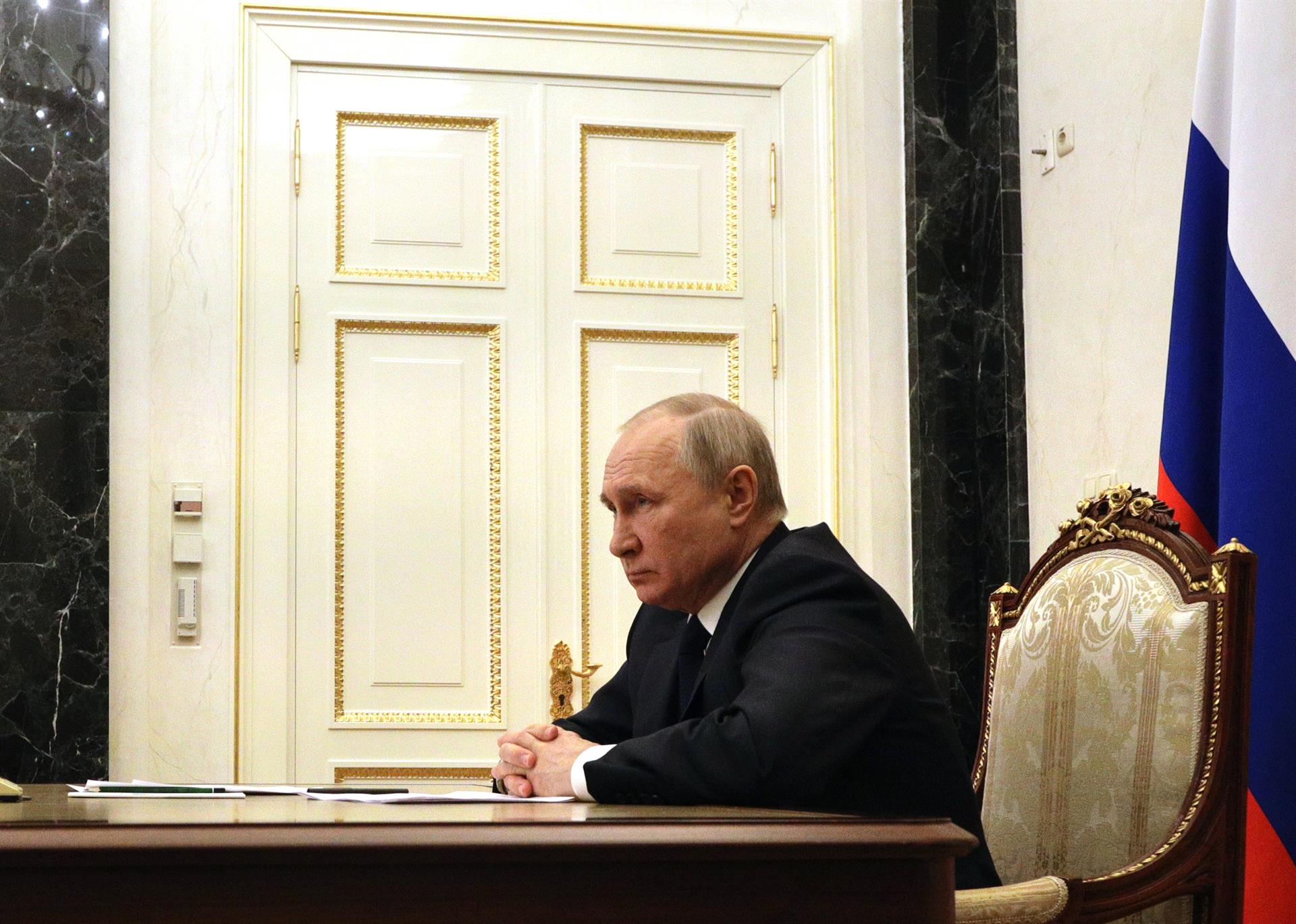 Vladimir Putin sentado en un escritorio. Foto: Efe