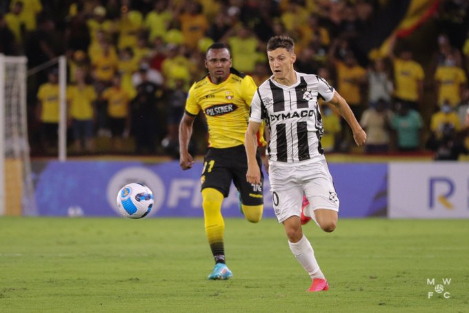 Nicolás Quagliata, de Wanderers, contra Barcelona. FOTO: Wanderers.