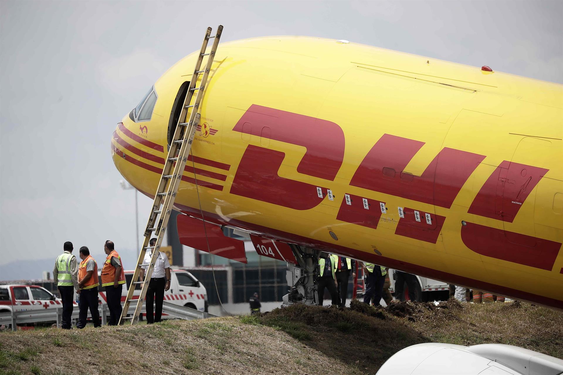 Avión de DHL tras accidente. Foto: Efe