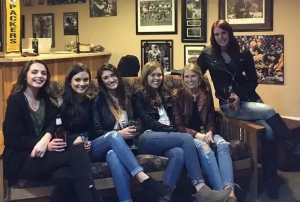 La foto de las seis amigas que se hizo viral. Foto: La Nación (GDA)