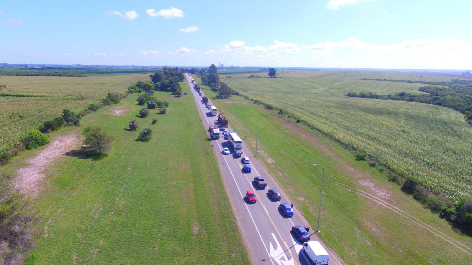 Largas colas de autos para cruzar por el puente Fray Bentos. Foto: Daniel Rojas