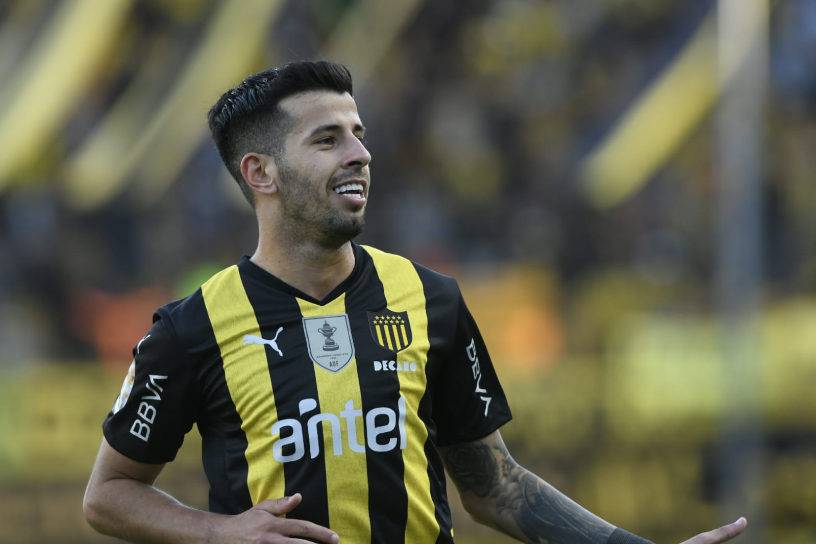 Pablo Ceppelini celebra el gol anotado en el Pëñarol-Liverpool. Foto: Marcelo Bonjour.